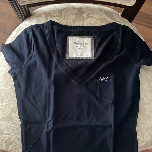 Navy blue Abercrombie and Fitch tshirt xs - Picture 2 of 3